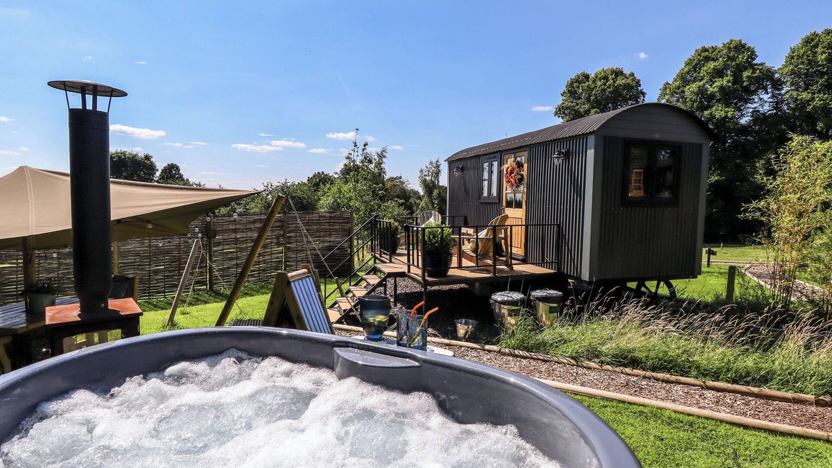 Retford Cottage | LIMETREE LUXURY GLAMPING SOUTHDOWN, romantic in Nottingham