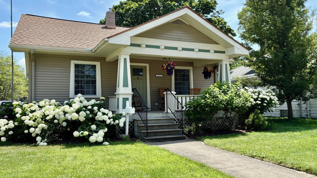 Lakeside House | Lincoln 2 -Near Lake Michigan, Dog Friendly, spacious, EV charger, Great House