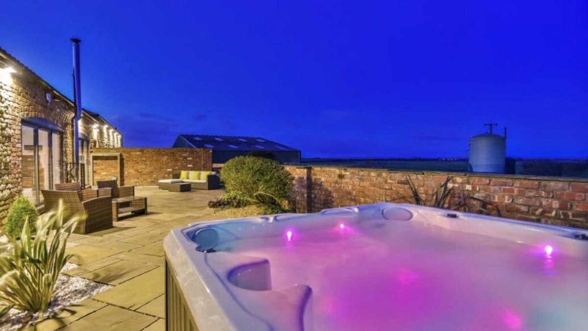 Grange de Lings House | Lincoln 4-Beds, Sleeps 13, Hot Tub & Pet Friendly