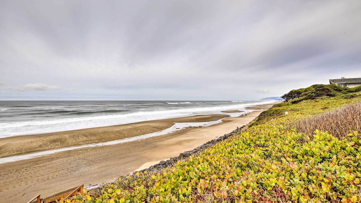 Lincoln Beach Condo | Lincoln Beach Condo w/Balcony + Ocean Views!