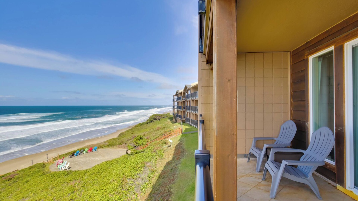 Lincoln Beach Condo | Lincoln City Vacation Rental w/Pool & Ocean Views