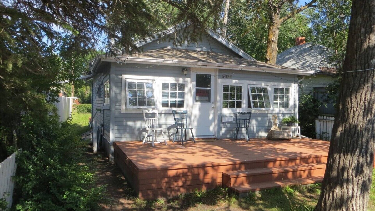 Sylvan Lake Cottage | LINDA GAYE's HISTORIC COTTAGE NEAR BEACH & PROMENADE
