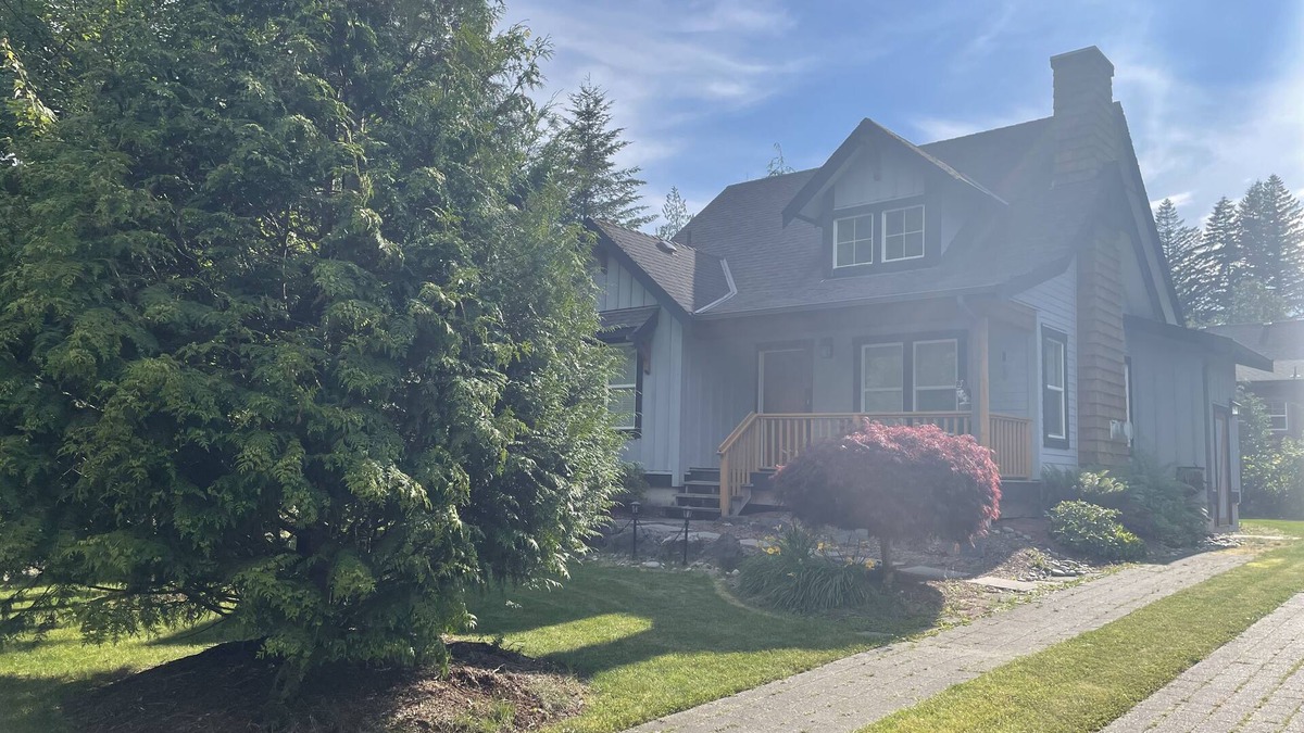 Lindell Beach Cottage | Lindell Beach Retreat with amazing amenities and walking distance to Cultus Lake