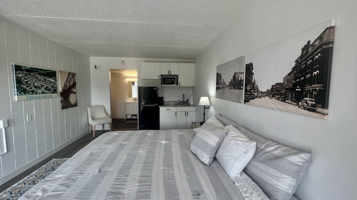 Cedar Falls Apartment | Lindell - Updated Downtown Studio - One Block From Main Street - King Bed!