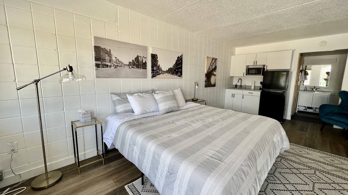 Cedar Falls Apartment | Lindell - Updated Downtown Cedar Falls Studio With Free Gated Parking!