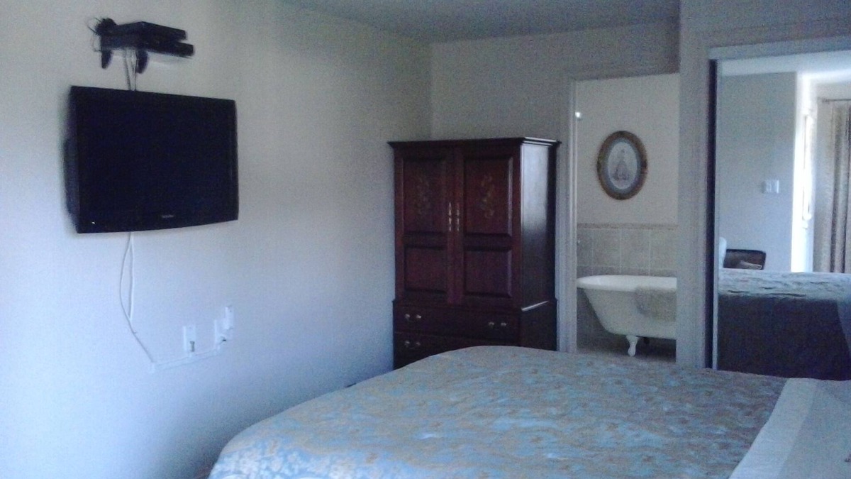 New London Bed & Breakfast | Linden Homestead: Modern Queen Bed B&B suite in Century Farm House