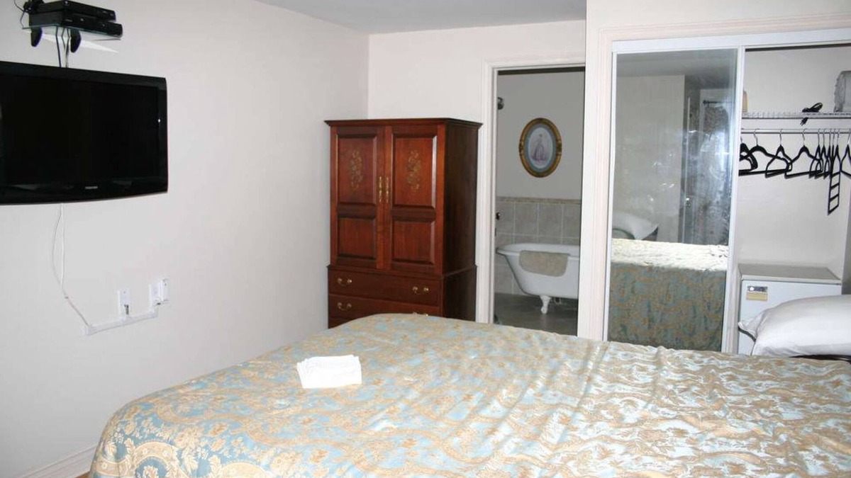 New London House | Linden Homestead: Modern Queen Bed B&B suite in Century Farm House