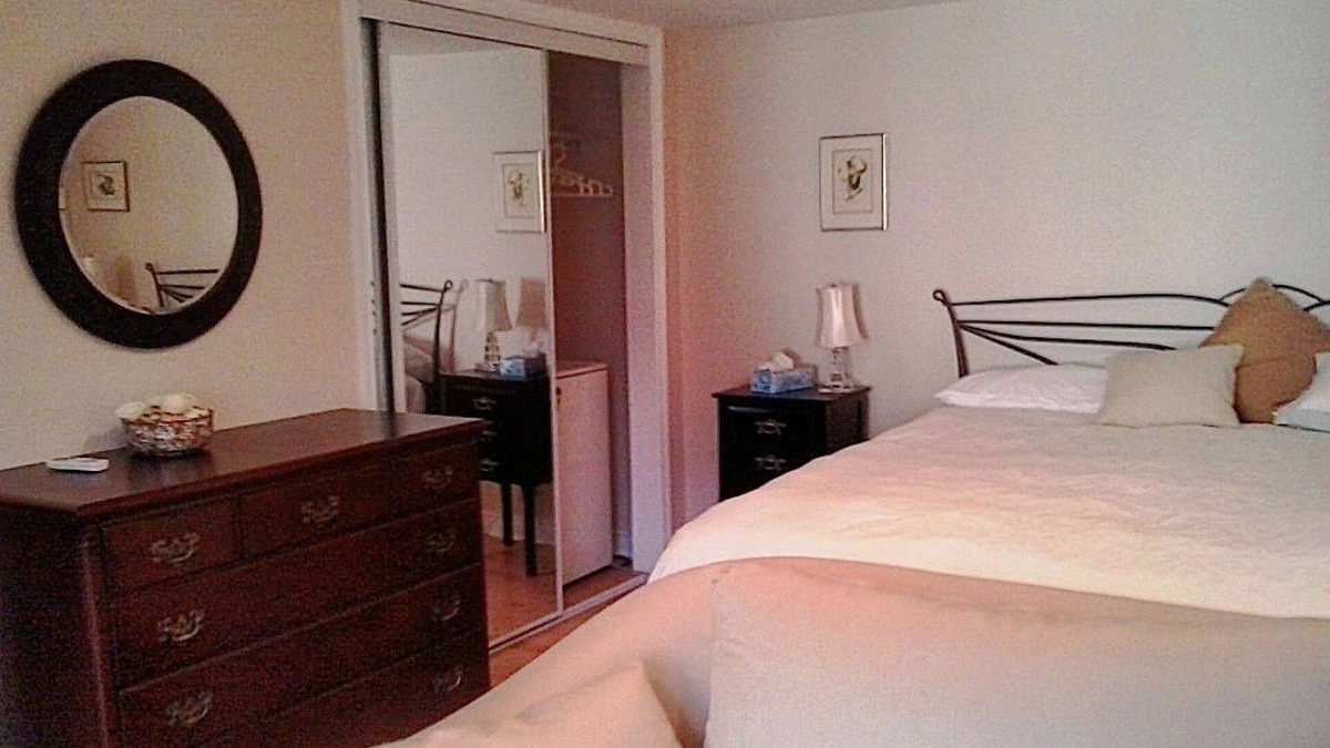 New London House | Linden Homestead: Modern Queen Bed B&B suite in Century Farm House