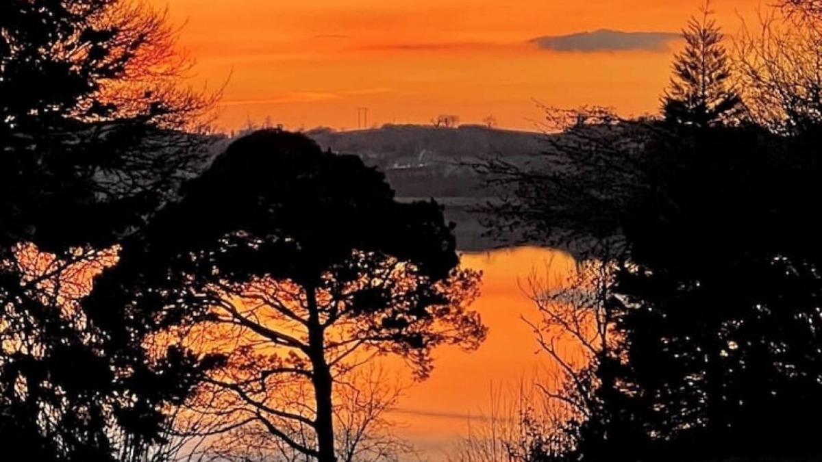 County Cavan Cottage | Linden Lodge, Dog-friendly, Adults only.Great getaway Hot Tub, Sauna & Kayaks.nn