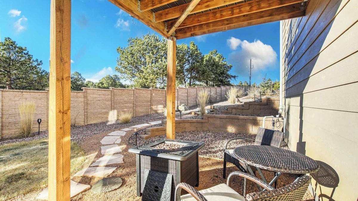 Woodmoor House | Lindenmere Retreat! Private Suite w Fire Pit