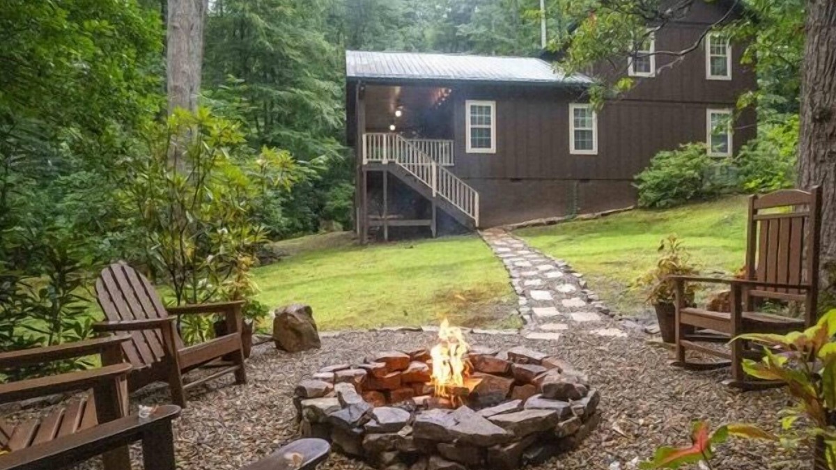 Sylva Cabin | Lindisfarne - Gorgeous Mountain Cabin located Close to Mountain Attractions!