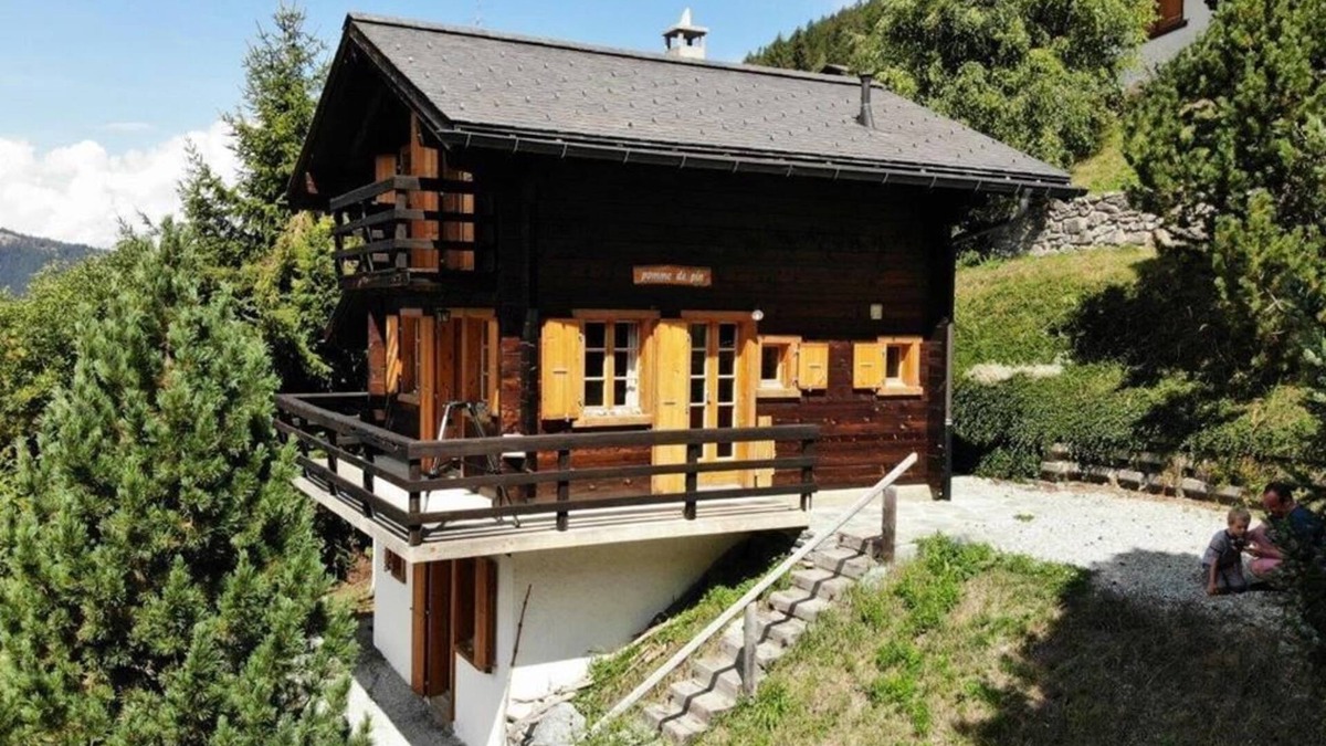 Saint-Luc Ski Chalet | Linen is not included in the service. We provide, if desired, linen packages including bed linen, ba