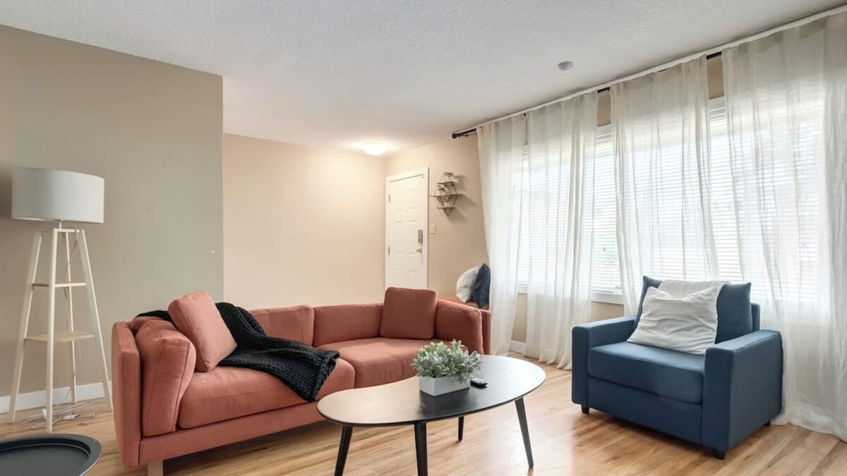 Banff Trail House | "Linen & Morley" 3 Bd W Huge Yard & 2 Living Rooms