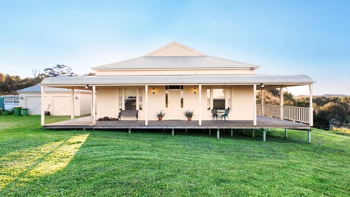 Allansford House | Linen, WiFi, Family Homestead, Wood Fireplace, River, Deck