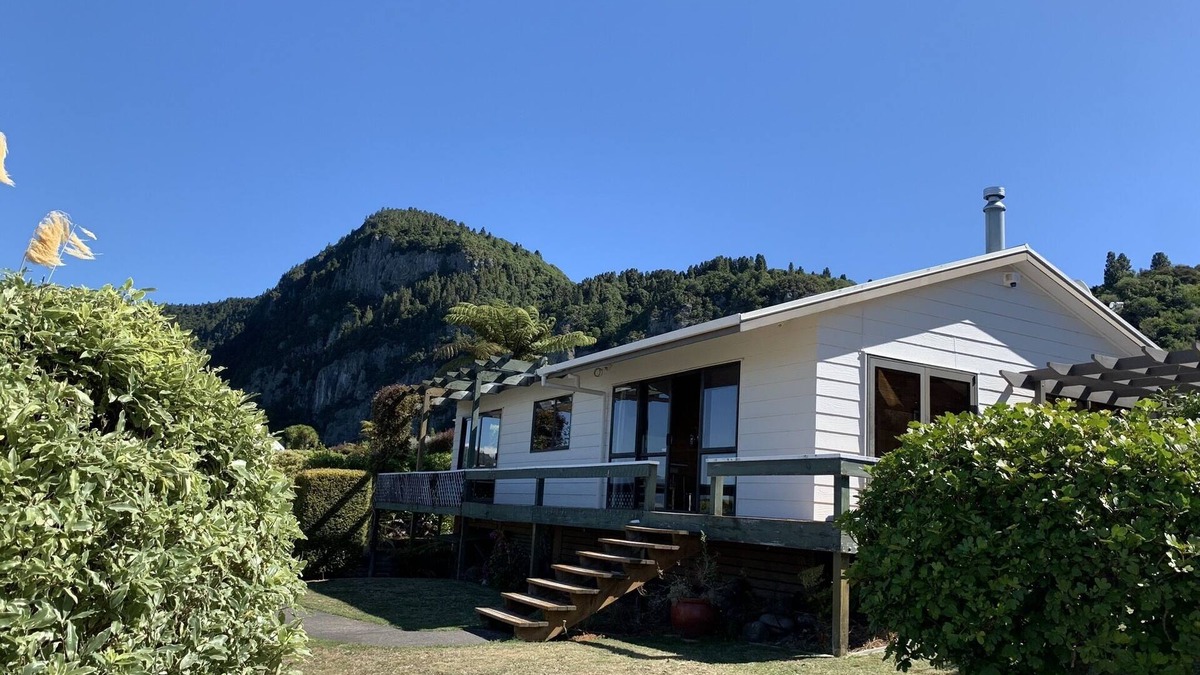 Whareroa Village House | Linga-Longa Lakeside Retreat