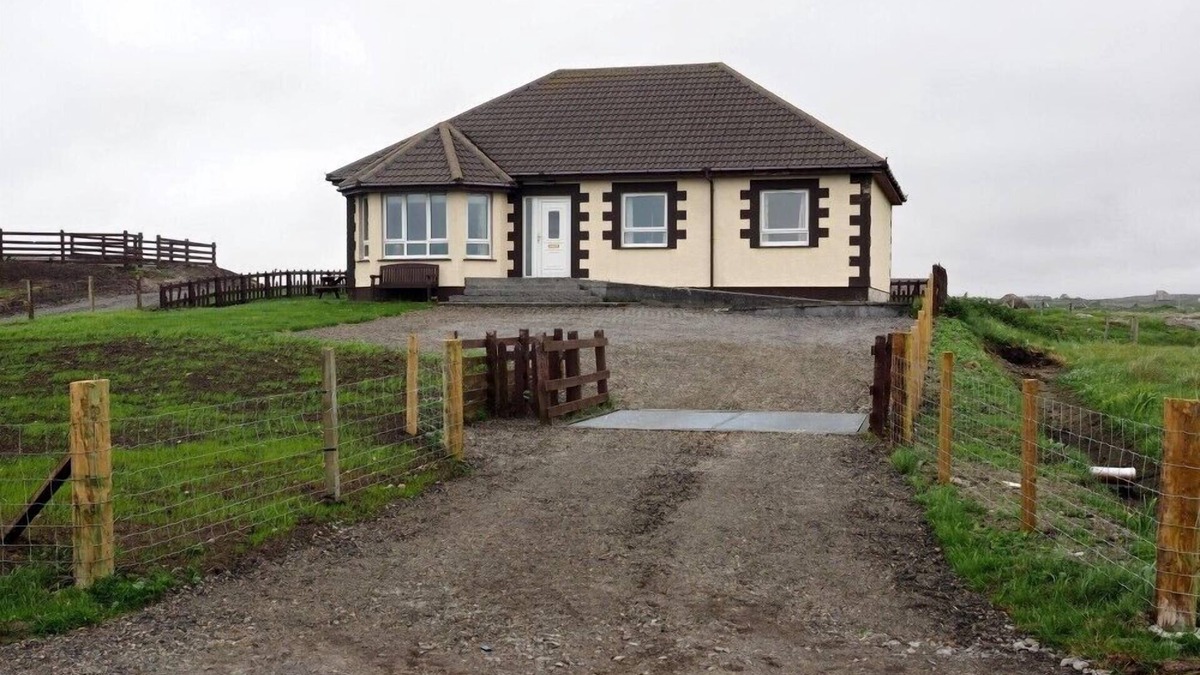 Pollachar Cottage | LINGEIGH, pet friendly in Daliburgh, Isle Of South Uist