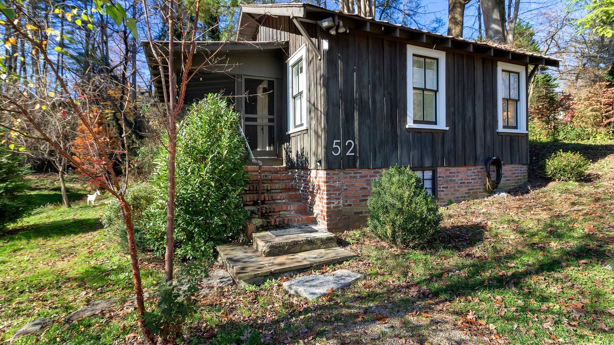Brevard Cottage | Lingerlong Cottage on Downtown Brevard's Most beautiful property!