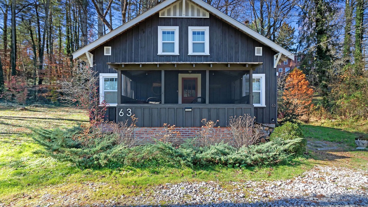 Brevard House | Lingerlong House on Downtown Brevard's Most beautiful property!