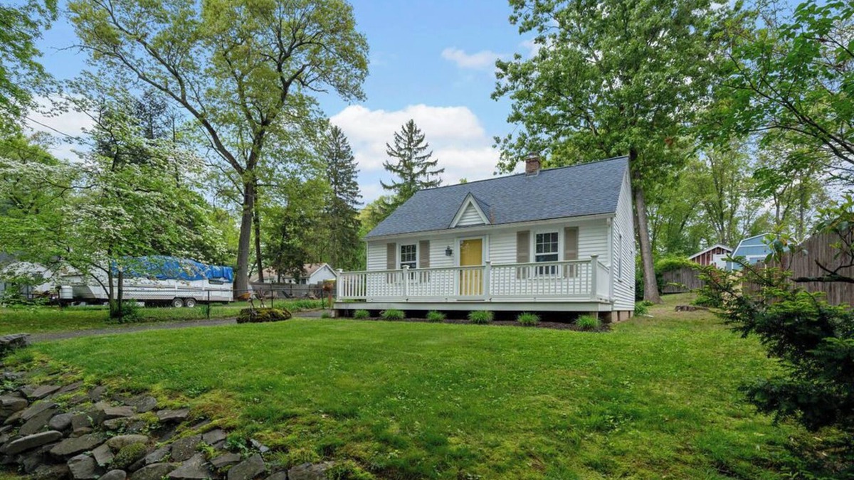 Southwick House | Linny's Lakeview Cottage - Cozy, fun & updated