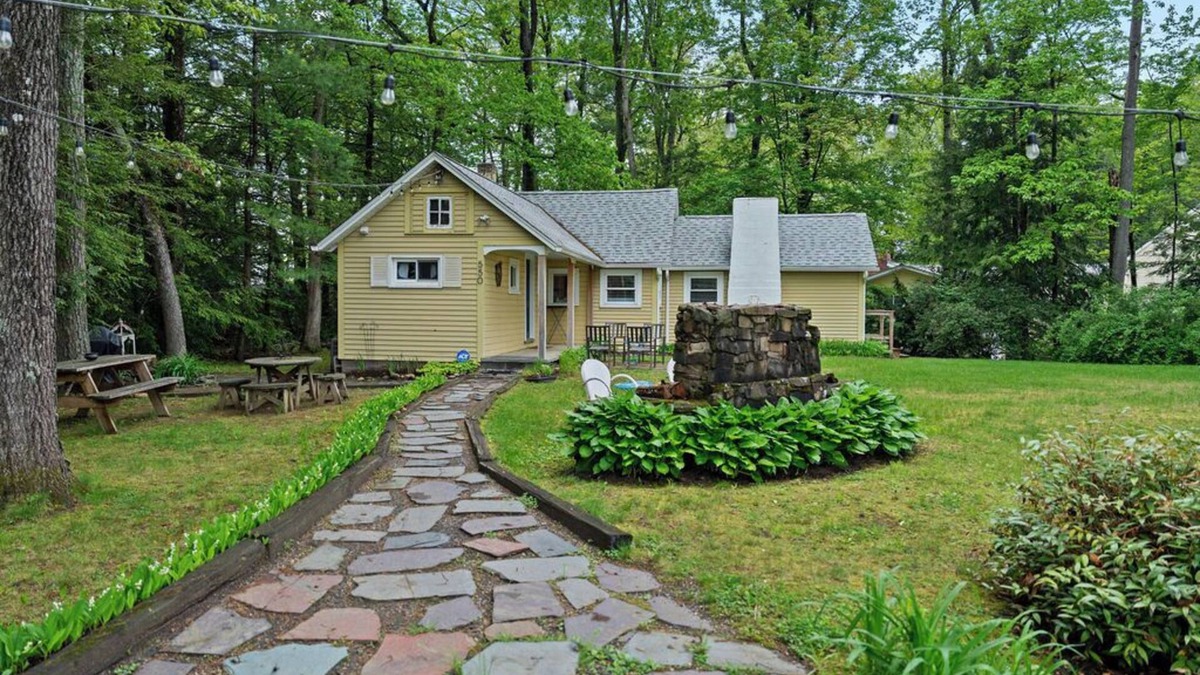 Southwick House | Linny’s Lake Retreat, Family-Friendly & Dock Access