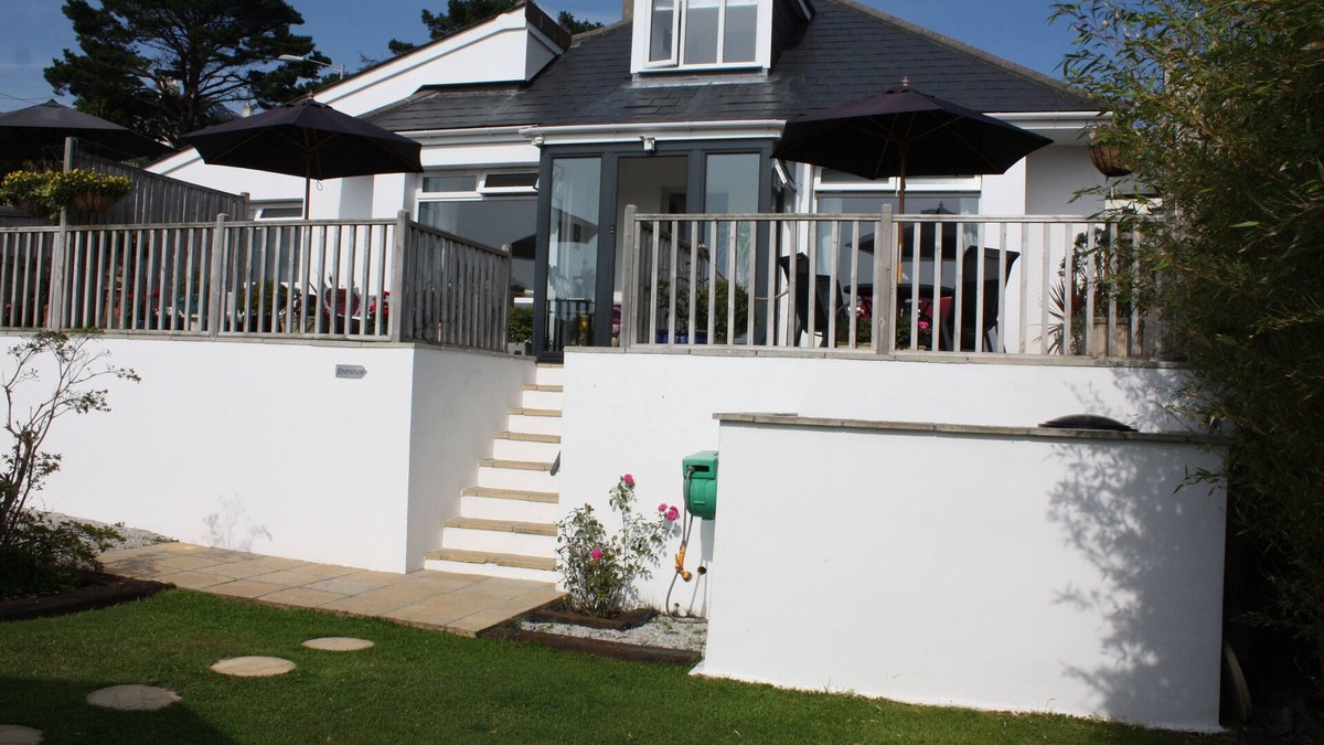 Mevagissey House | LINTON - 3 bed, 3 ensuite. Sleeps 6. Short walk to harbour, beach and coast path
