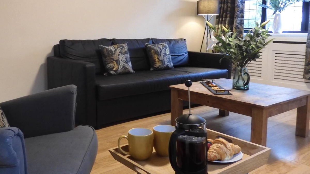 Hoole Apartment | Lion House Chester - Very Near Zoo & Ideal for City - Sleeps Up to 7