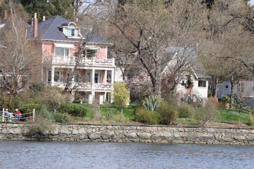 Gorge -Tillicum Area House | Lipton Place by Elegant Waterfront