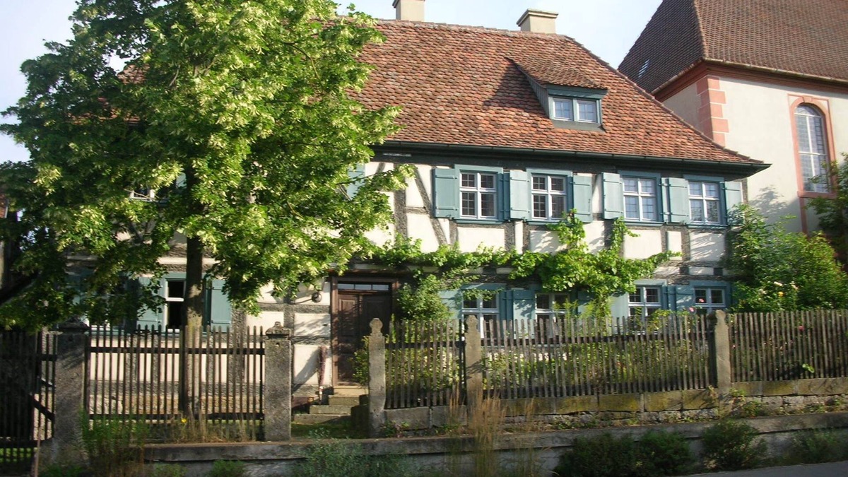 Geckenheim House | Listed old timbered house with garden