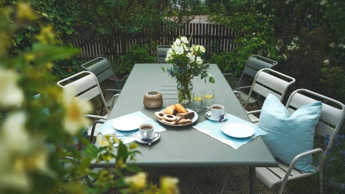 Schwaebisch Hall Apartment | Listed town house in the town park in Schwäbisch Hall with seating area in the garden