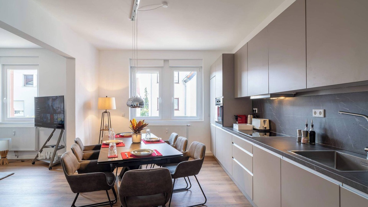 Hemsbach Apartment | LiT LiVING: Luxury | Box SprIng | Netflix | 3 BR
