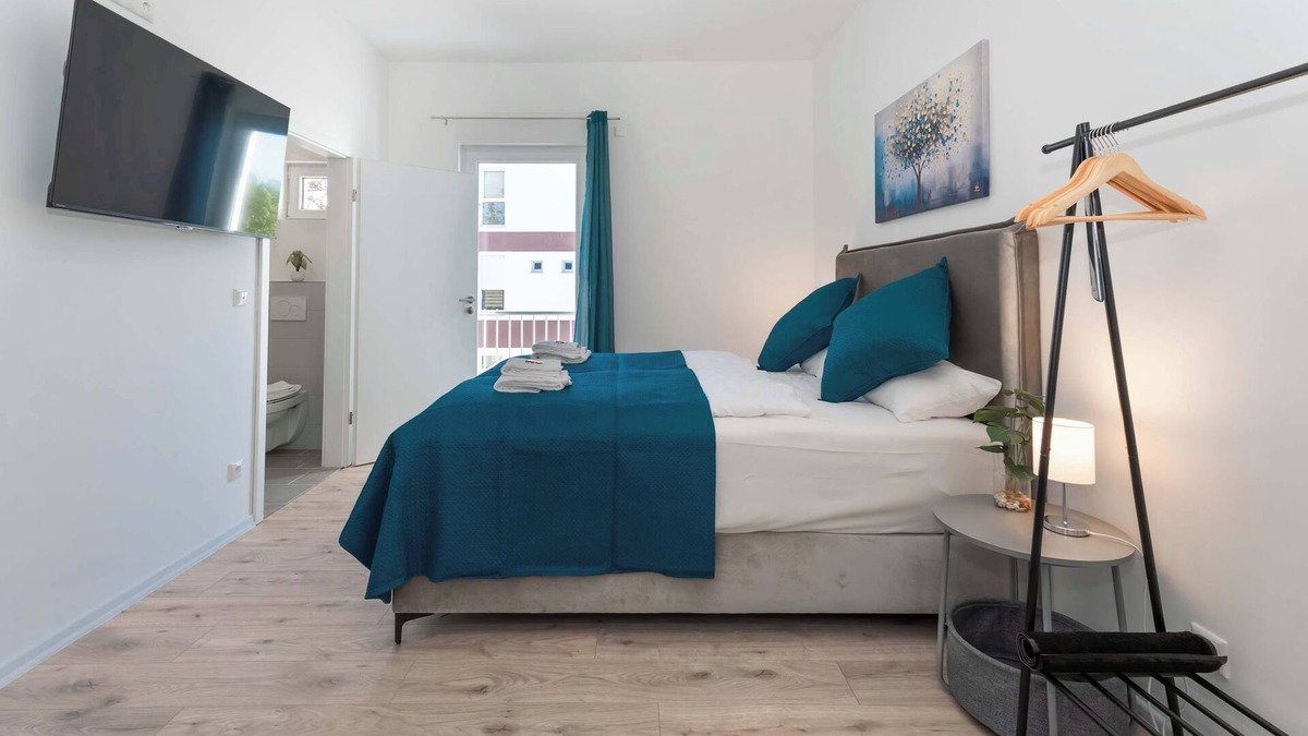 Rommelhausen Apartment | LiT LiVING: Luxus | Box SprIng | Kitchen | Parking