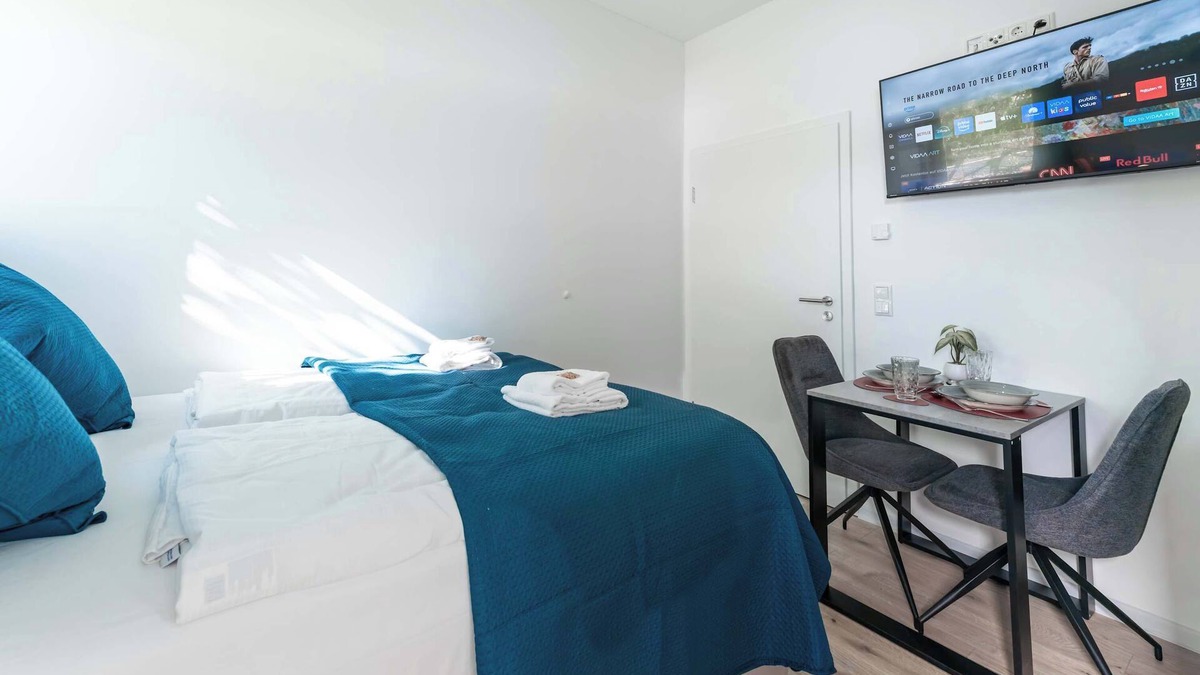 Rommelhausen Apartment | LiT LiVING: Luxus | Box SprIng | Kitchen | Parking