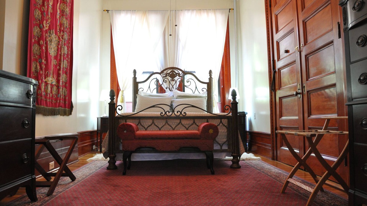 Upper Manhattan Apartment | Lita's - Spectacular Sun-filled Parlor 1 Bedroom Suite in Harlem Landmark Area