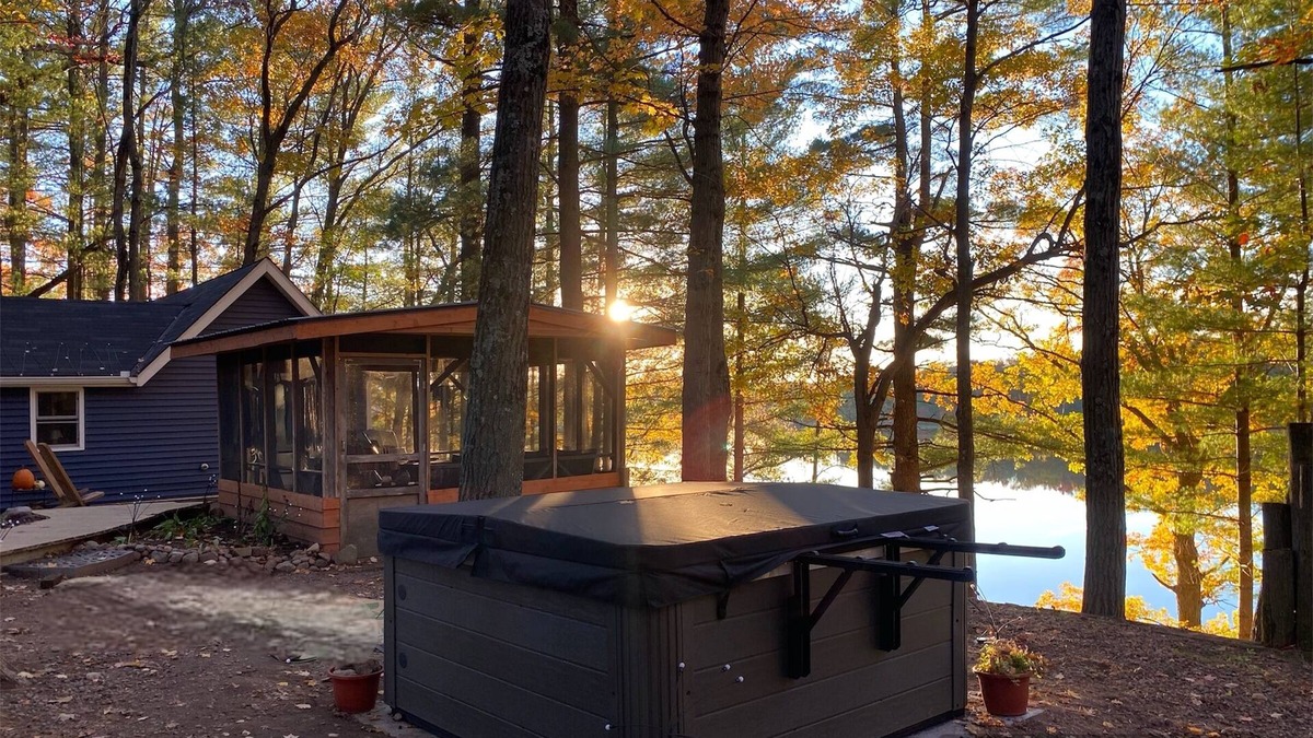 Jim Falls House | Liten Stuga ~ Romantic Getaway ~ Hot Tub with Stunning Lake View ~ Dog Friendly