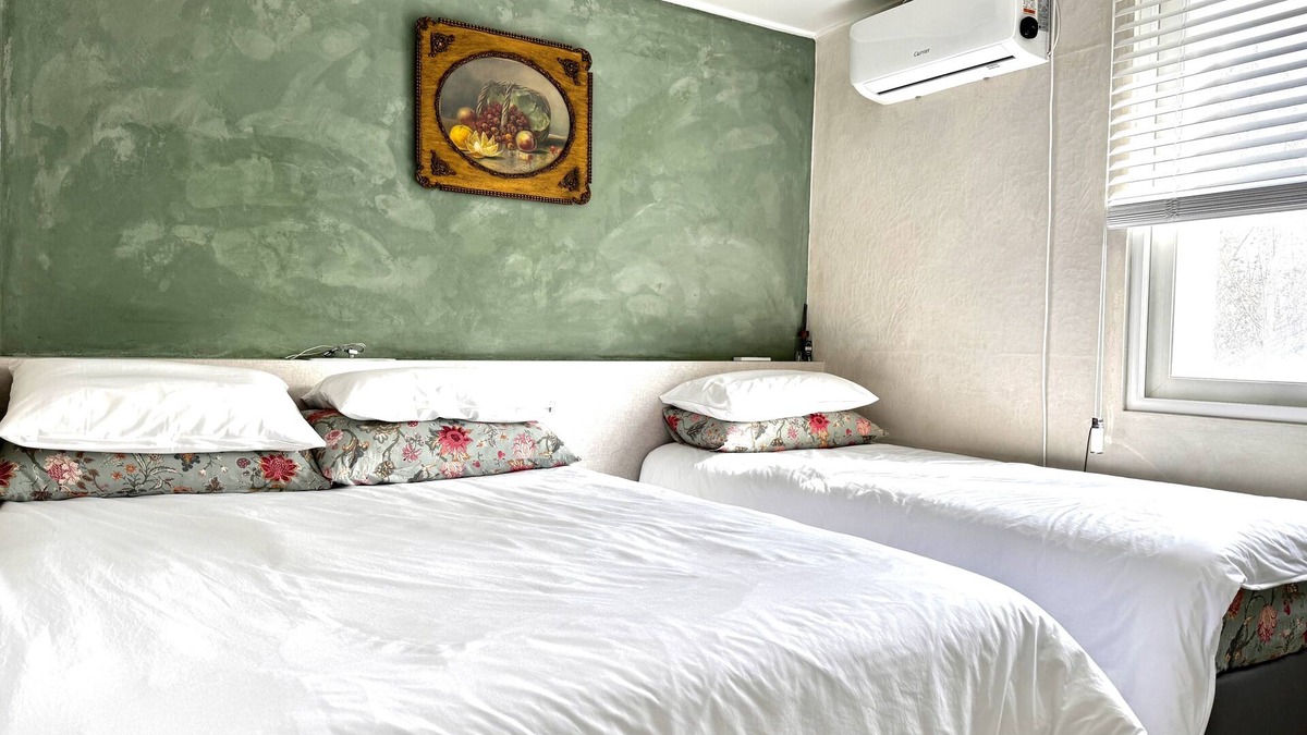 Sinsu-dong Apartment | Literally 1 minute to the subway. Perfect for a family of 5.