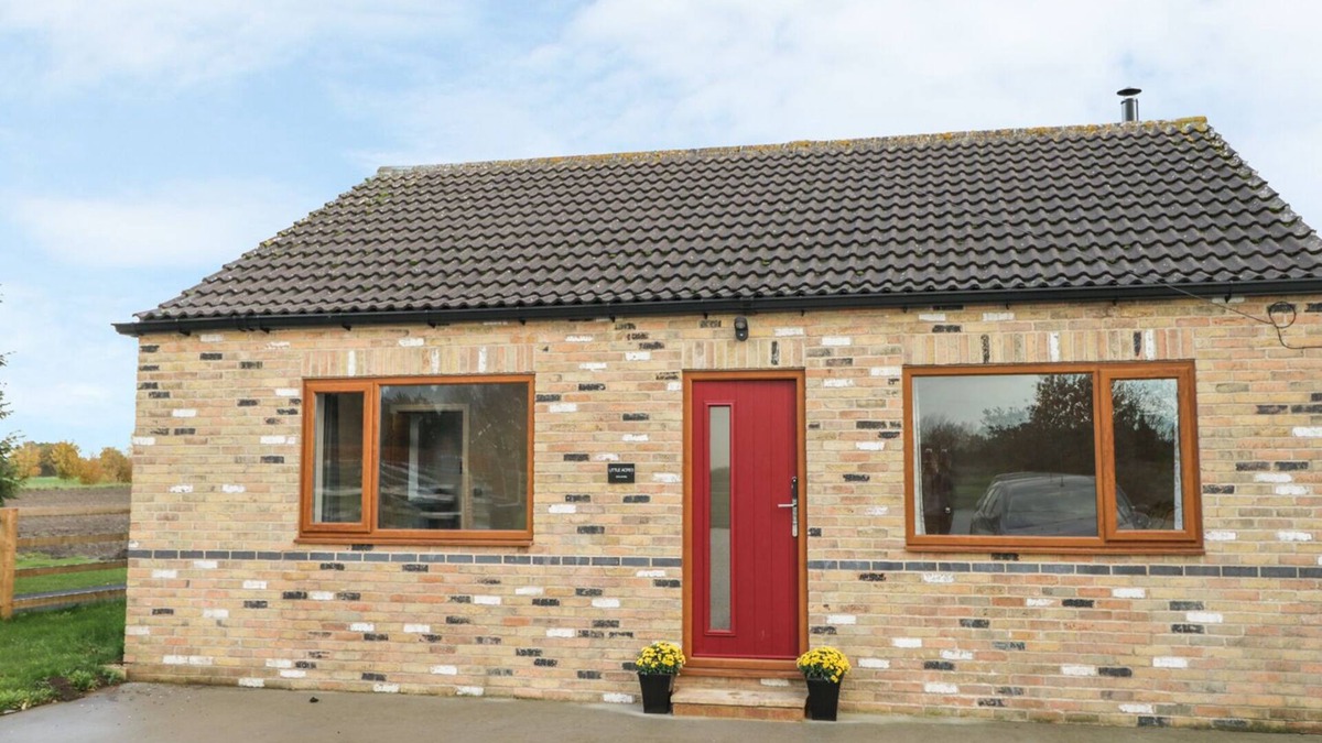 Ryther Cottage | LITTLE ACRES, pet friendly, with open fire in Cawood