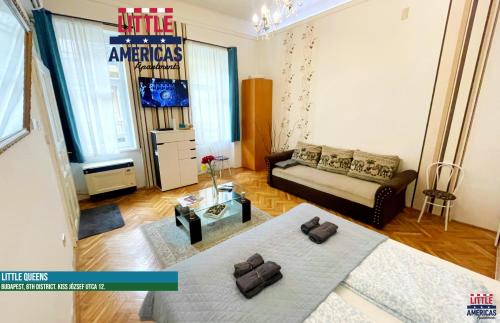 Nepszinhaz negyed Apartment | Little Americas Queens Apartment