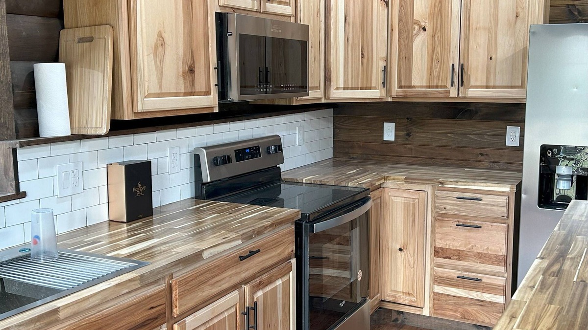 Huddleston Cabin | Little Annie's Cabin in Huddleston. Tucked away on 5 acres with hot tub. n