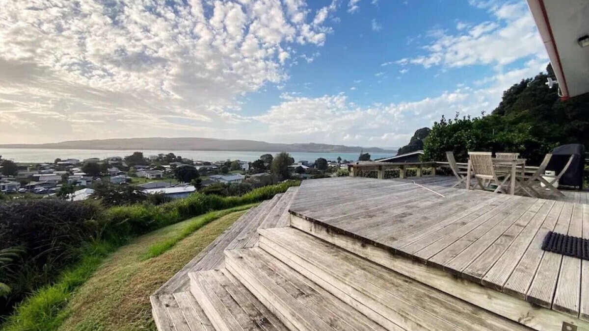 Kawhia House | Little Aotea bach with sea views