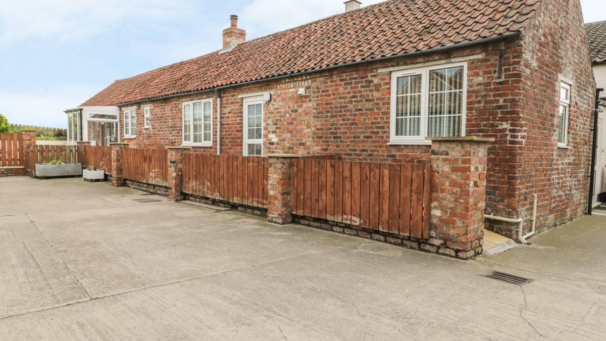 Buckton Cottage | LITTLE ARGHAM COTTAGE, pet friendly, with open fire in Rudston