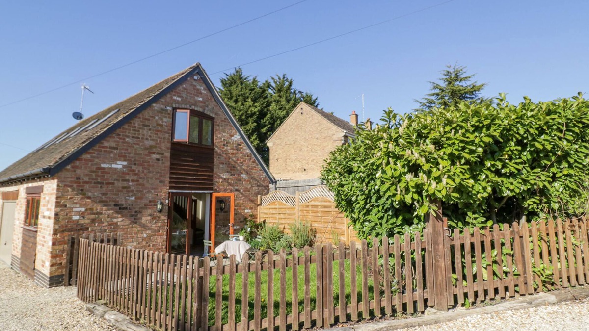 Frampton on Severn Cottage | LITTLE BARN, pet friendly, with a garden in Stratford-Upon-Avon