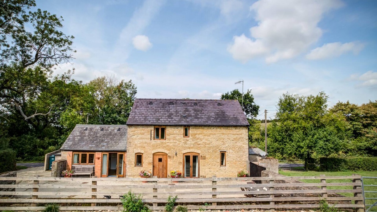 Whichford Cottage | LITTLE BARN, pet friendly, with a garden in Chipping Norton