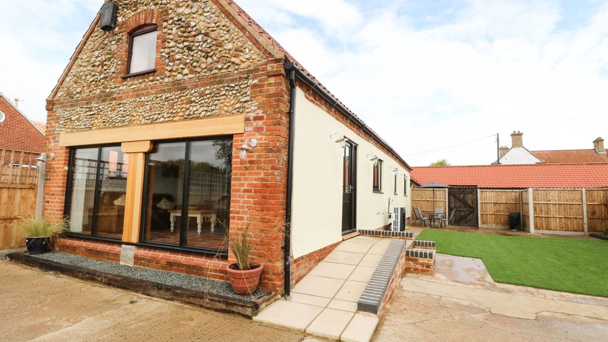 Dereham Cottage | LITTLE BARN, pet friendly, with a garden in Brisley
