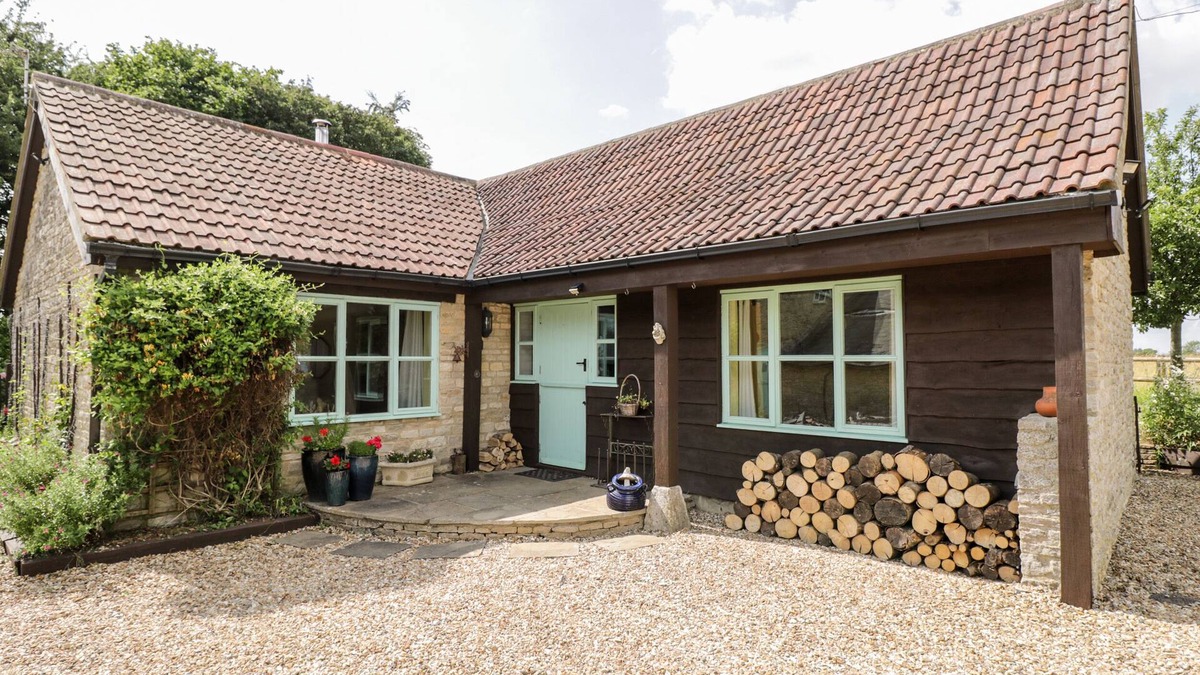 Giddeahall Cottage | LITTLE BARN, pet friendly, with open fire in Yatton Keynell