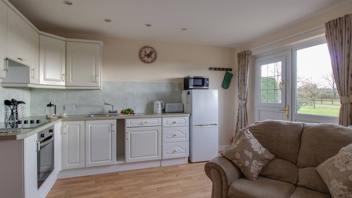 Wincanton Cottage | LITTLE BARN, romantic, with a garden in Wincanton