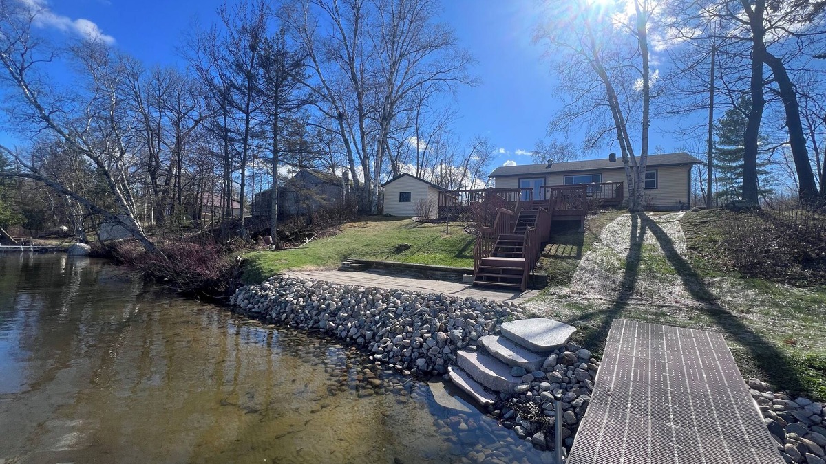 Grand Rapids House | Little Bass Cabin - Kayaks & Clear Water Swimming