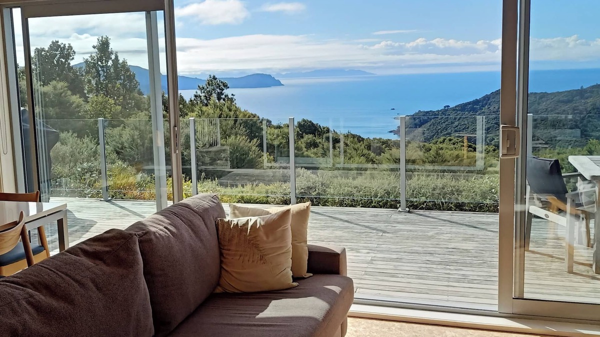 Waikawau House | Little Bay Eco House - Kaka Cottage overlooking the ocean and up in the trees
