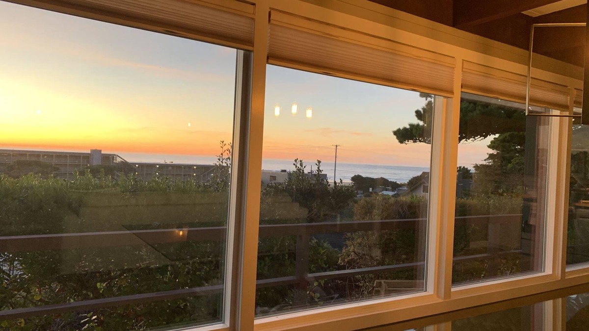 Florence House | Little Beach Bungalow - just two blocks to beach! WIFI. Partial ocean views