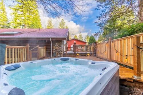 Gold Bar House | Little Bear's Bungalow; Log Cabin w/Mountain views