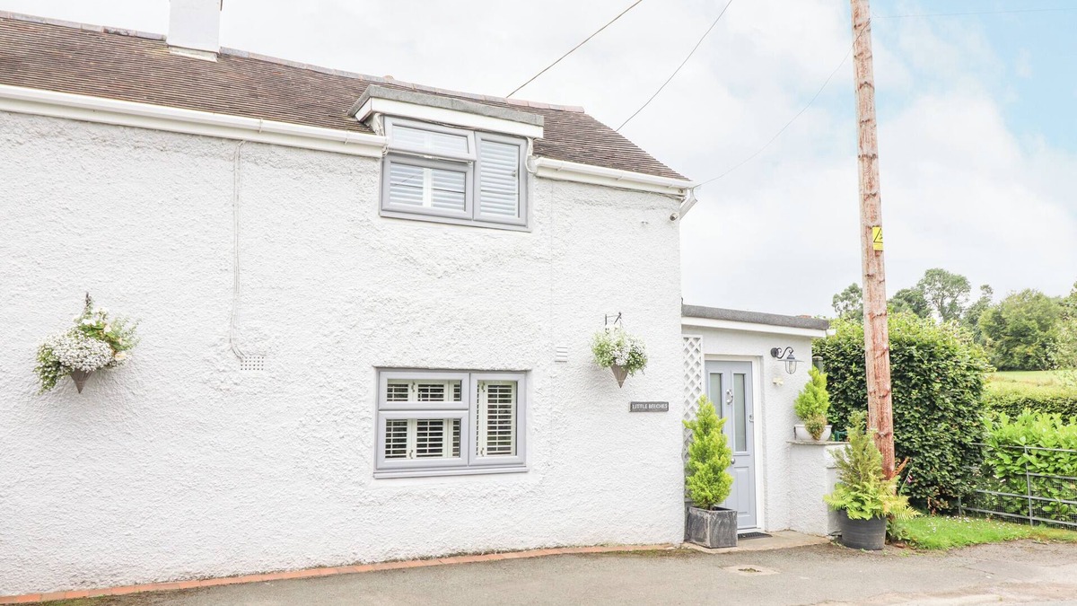 Gobowen Cottage | LITTLE BEECHES, family friendly, with a garden in Hengoed